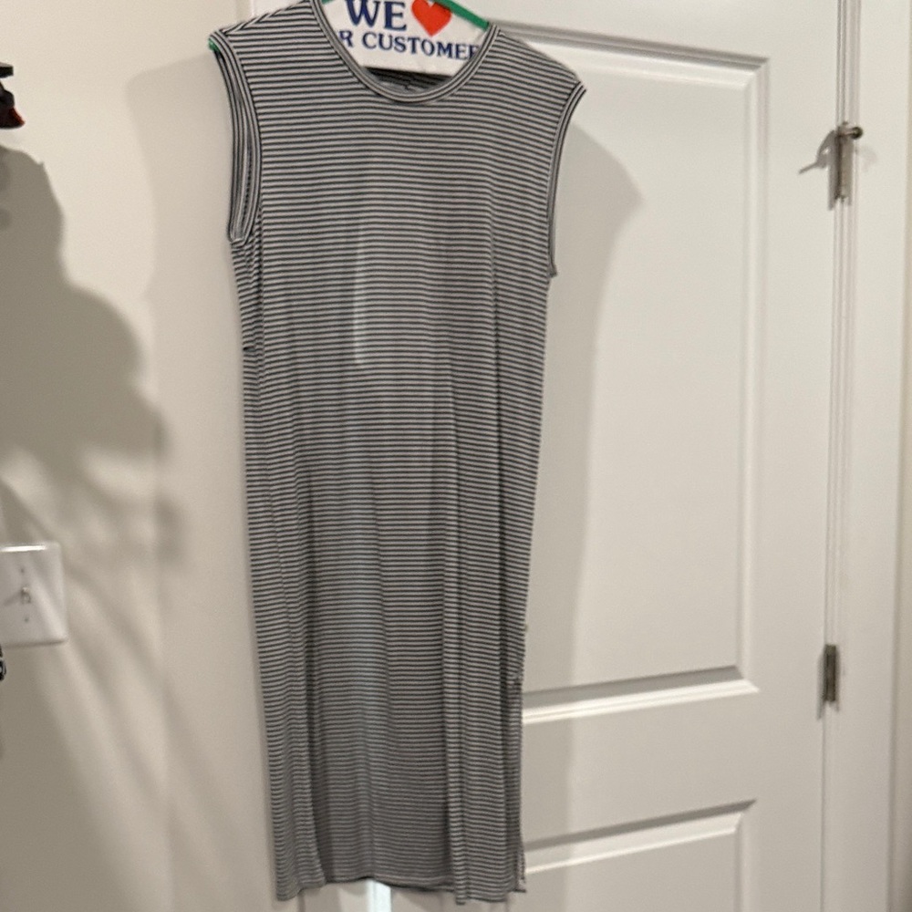 NYTT Black and White Striped Midi Dress